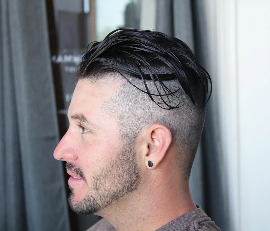 Nam giới với kiểu tóc undercut vuốt ngược cá tính