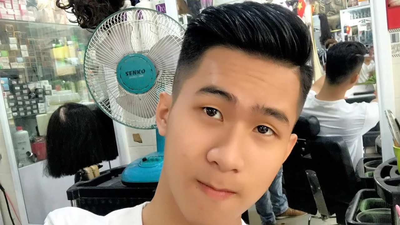 Chàng trai trẻ tạo kiểu với mái tóc undercut hiện đại