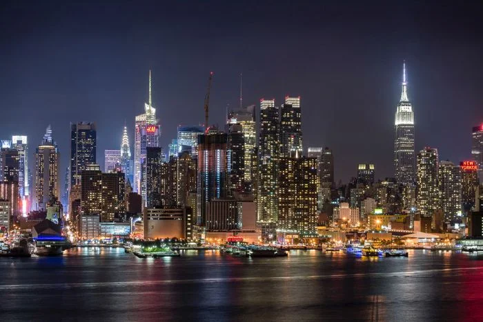 Đường chân trời thành phố New York rực rỡ ánh đèn về đêm