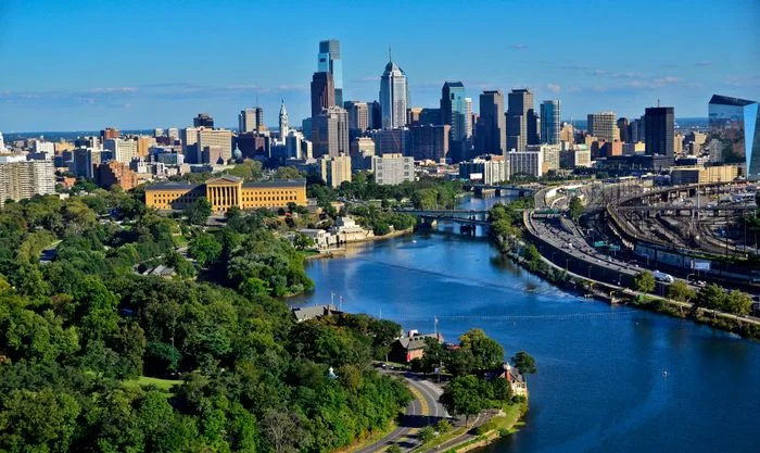 Toàn cảnh thành phố Philadelphia với công viên và sông nước