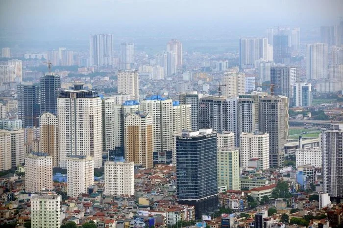 Ảnh thành phố với nhiều tòa nhà cao tầng và khu dân cư dày đặc trong ngày trời sương mù.
