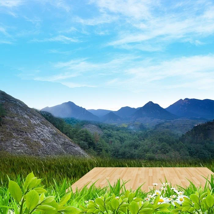 Hình thiên nhiên núi non hùng vĩ với bục gỗ phía trước và bầu trời xanh