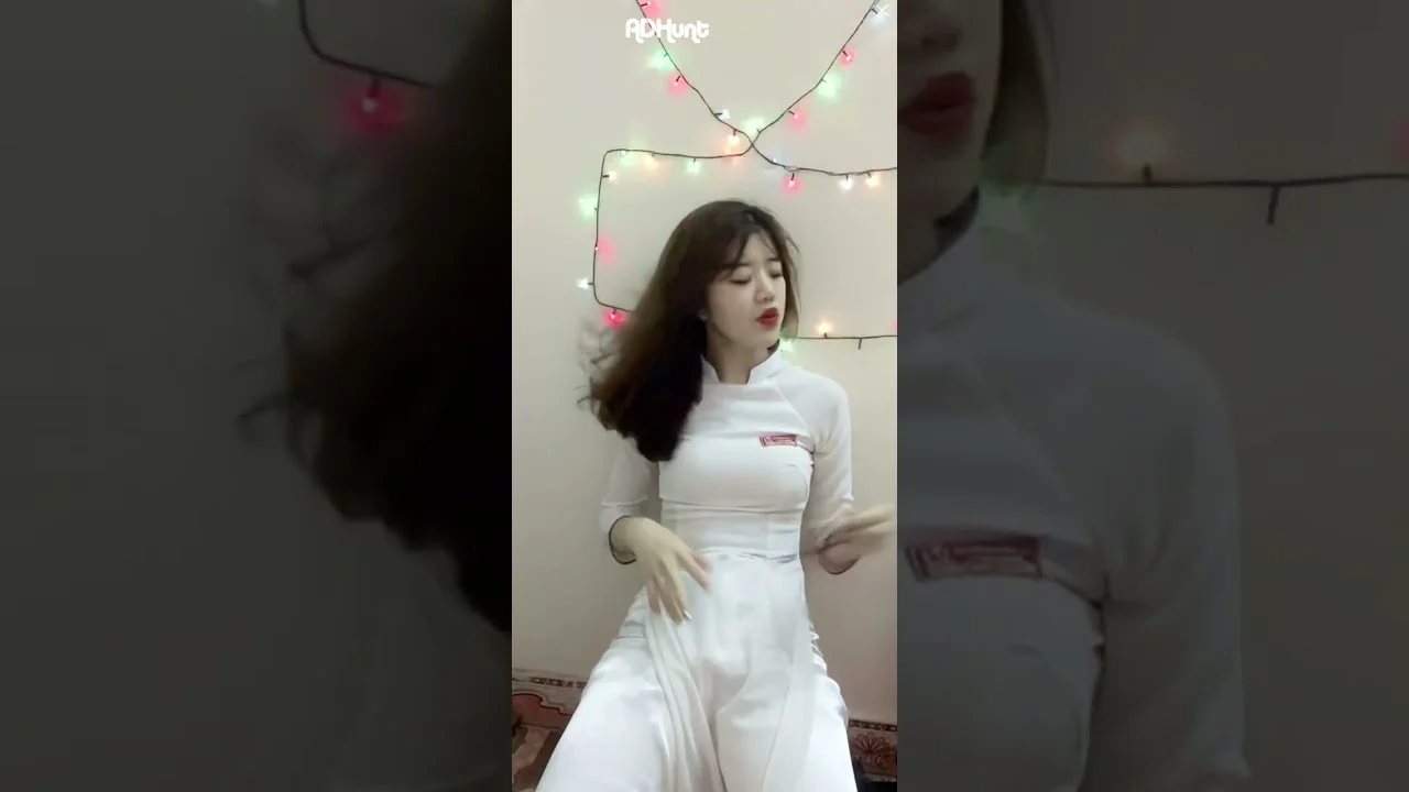 Nữ sinh mặc áo dài live vội trước khi đi học - YouTube