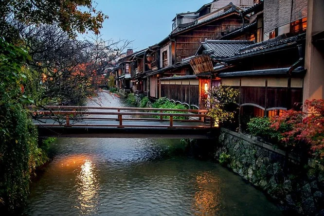 Ảnh nhật bản với góc nhìn lãng mạn về khu phố cổ Kyoto ven sông vào buổi tối.