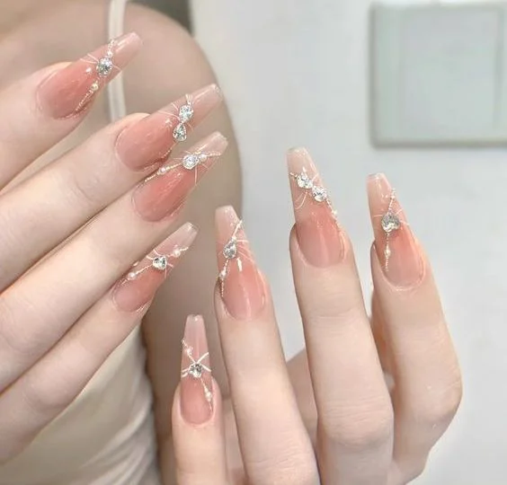 Nail Màu Hồng Thạch Đính Đá: Xu Hướng Làm Đẹp Hot Nhất Hiện Nay!