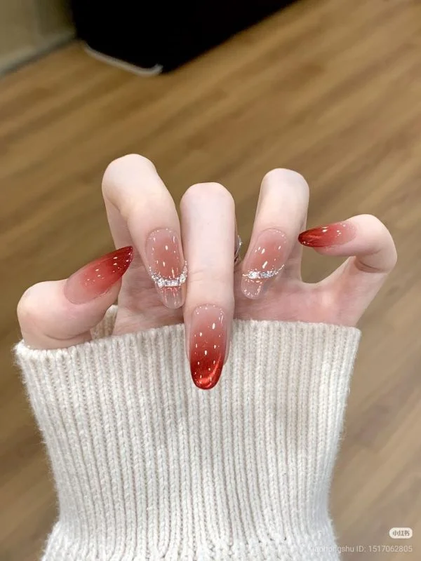 Mẫu nail tết màu đỏ ombre thời thượng trên nền móng dài