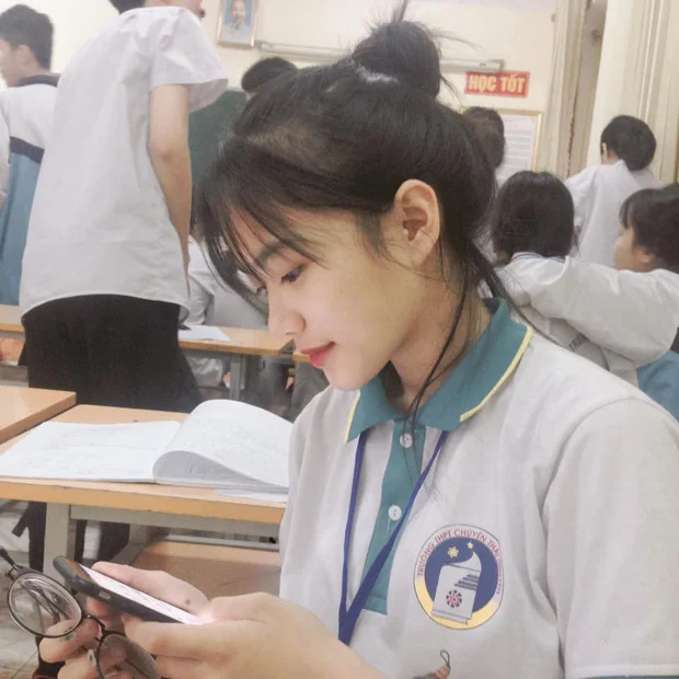 Loạt ảnh chụp lén nữ sinh: Người xinh xuất sắc, thần thái hơn cả ảnh selfie, người bị chê cố tình tạo nét, 'làm màu'
