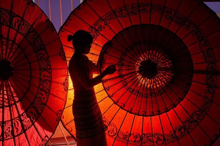 Ảnh nghệ thuật bóng người bên dưới những chiếc ô đỏ
