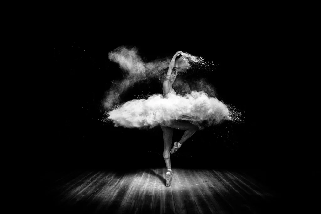 Ảnh nghệ thuật vũ công múa ballet đen trắng