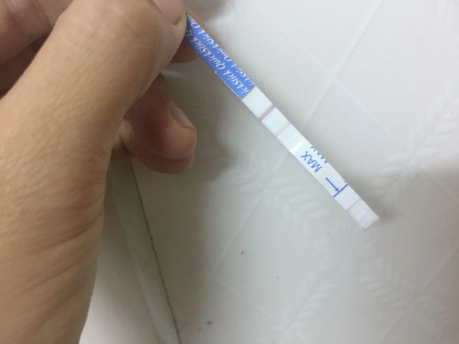 Que thử thai 2 vạch trên nền sáng