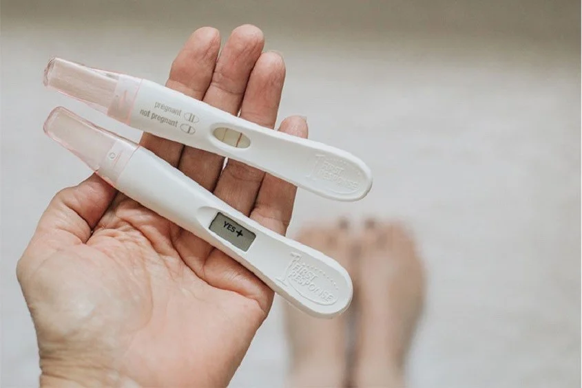 Que thử thai 2 vạch mờ có thai không? Hình ảnh nhận biết đã mang thai