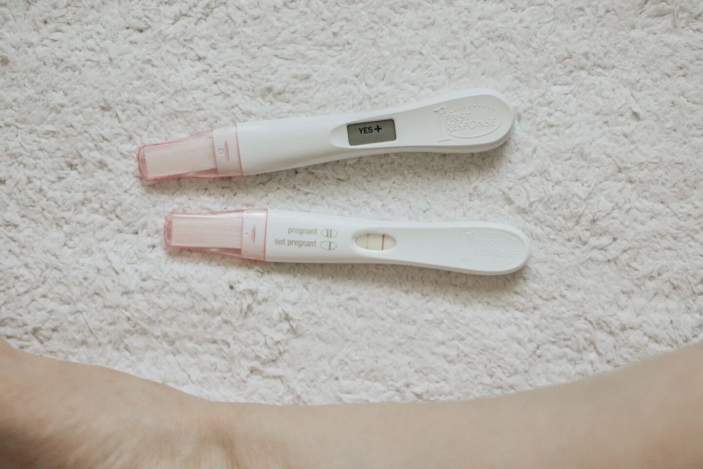 Que thử thai 2 vạch đặt trên thảm