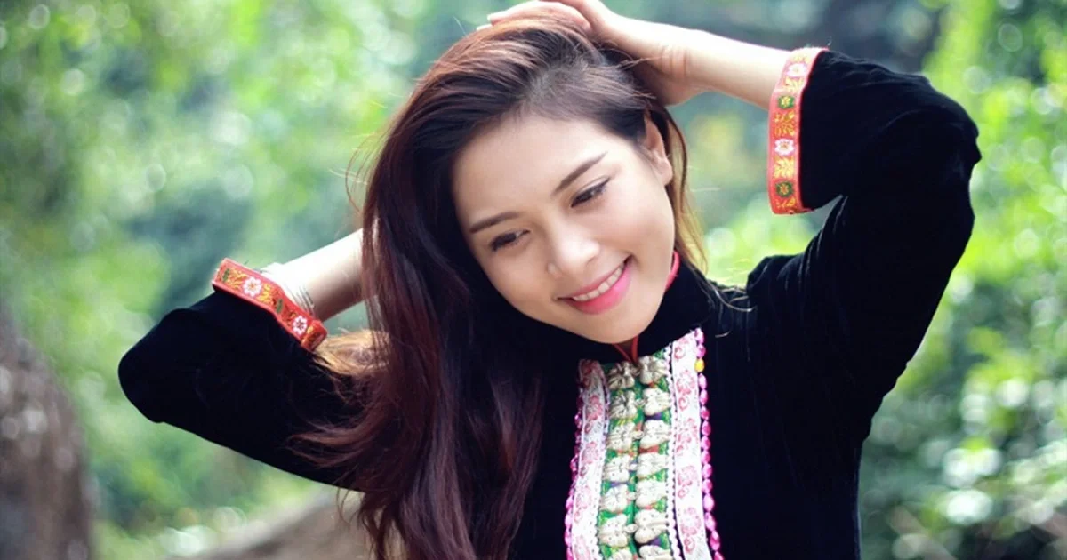 Cô gái Việt Nam xinh đẹp trong trang phục truyền thống cách tân