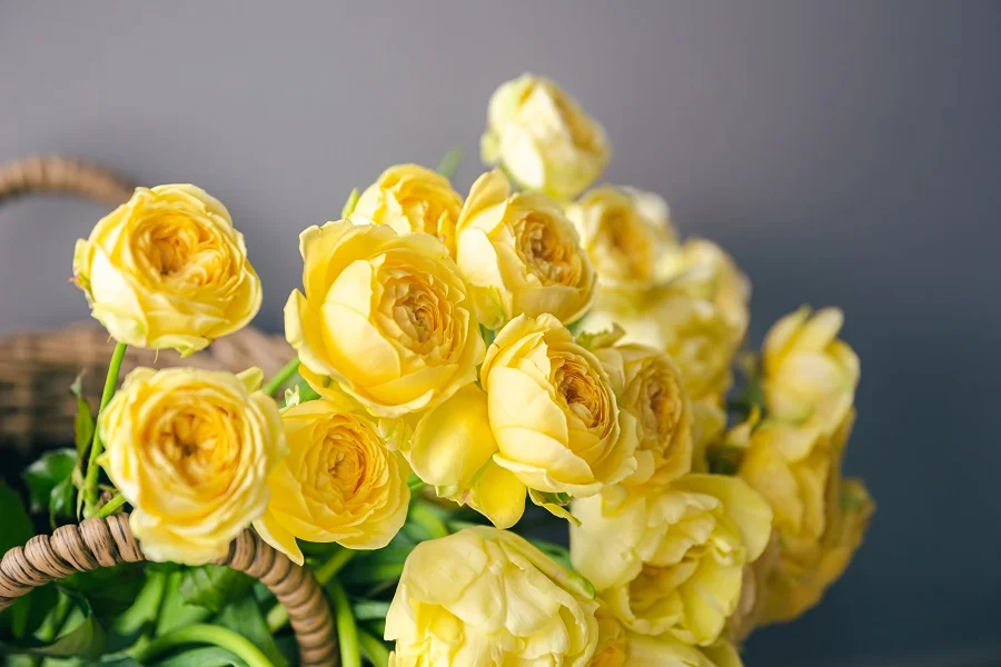 Giỏ hoa hồng vàng tươi tắn
