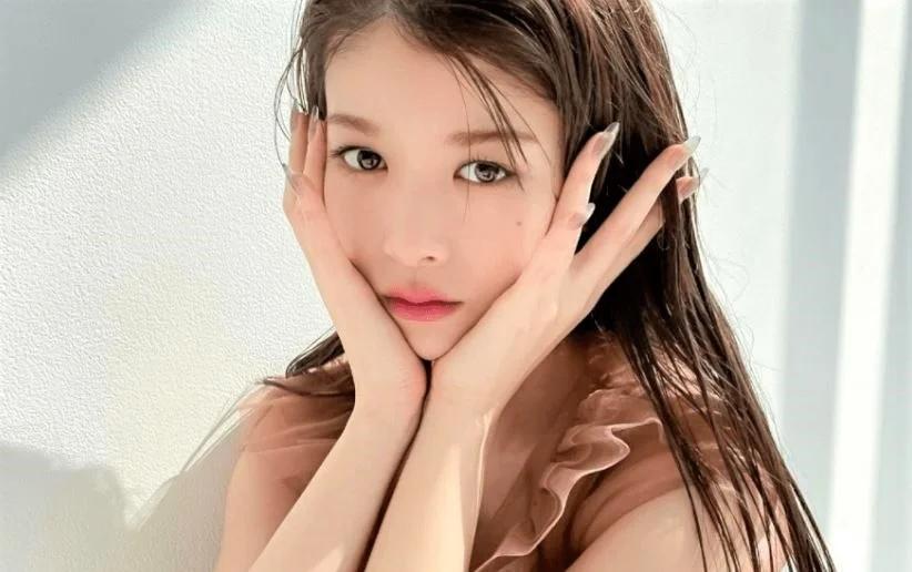 ảnh đại diện cô gái tóc ướt hai tay nâng má