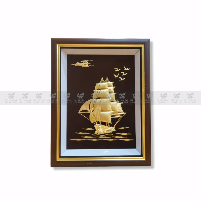 Tranh thuyền buồm mạ vàng với buồm vàng căng gió