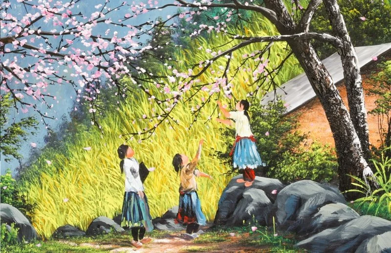 Tranh phong cảnh mùa xuân với trẻ em vui chơi dưới tán hoa đào