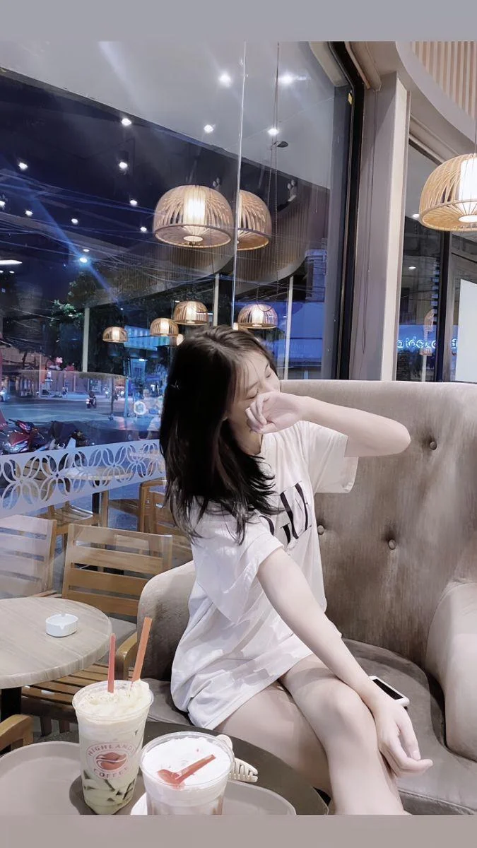 Ảnh gái xinh khoe hàng tại nhà hàng đẹp