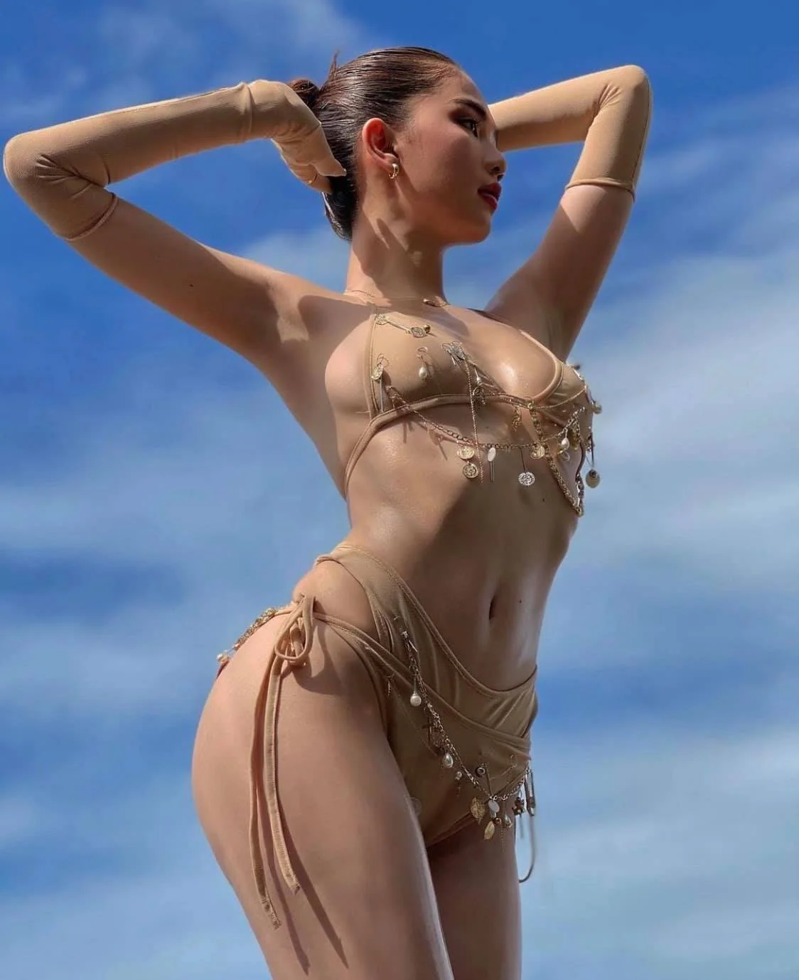 Ngọc Trinh diện bikini nóng bỏng, dân mạng lập tức so sánh với Chi Pu
