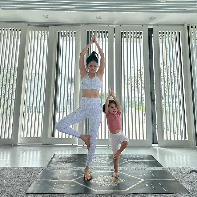 Ngọc Trinh tập yoga cùng bé gái