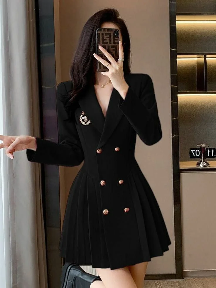 Những Kiểu Dáng Đầm Vest Thiết Kế Bạn Không Thể Bỏ Qua - Đầm Vest Hai Hàng Khuy