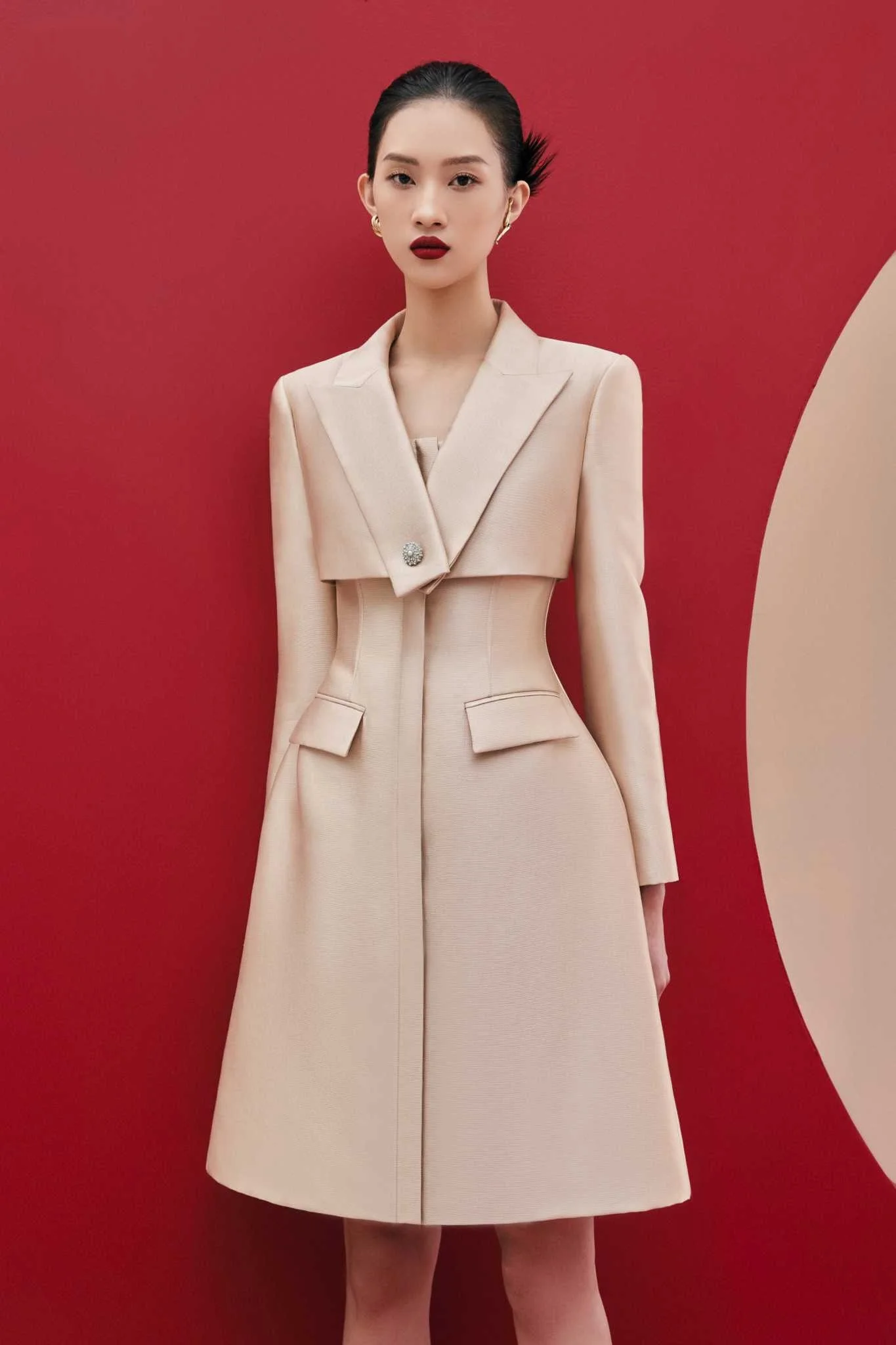 Đầm vest dáng dài cổ vest cách điệu màu be