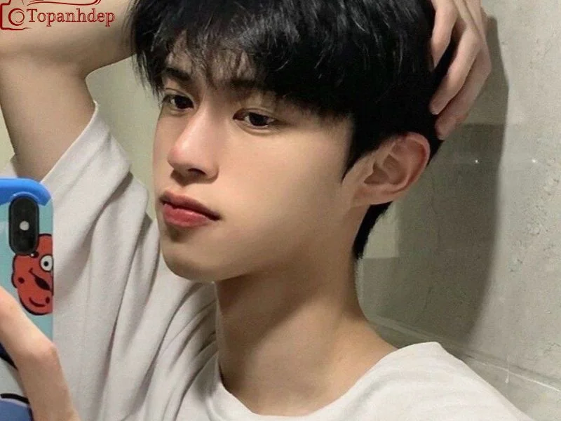 Hình ảnh trai đẹp với mái tóc đen và phong cách thanh lịch