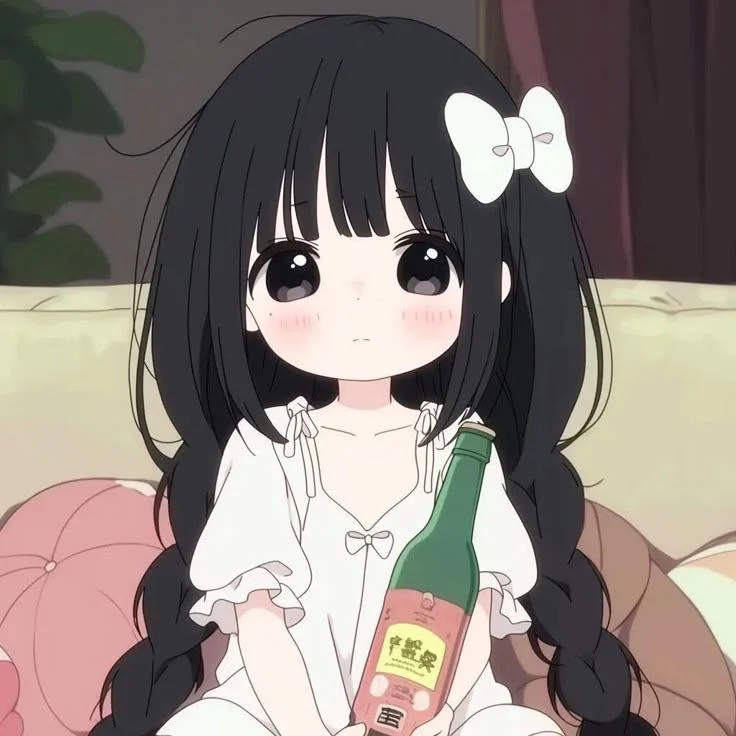 hình ảnh cute cô bé anime cầm chai nước với nét vẽ dễ thương