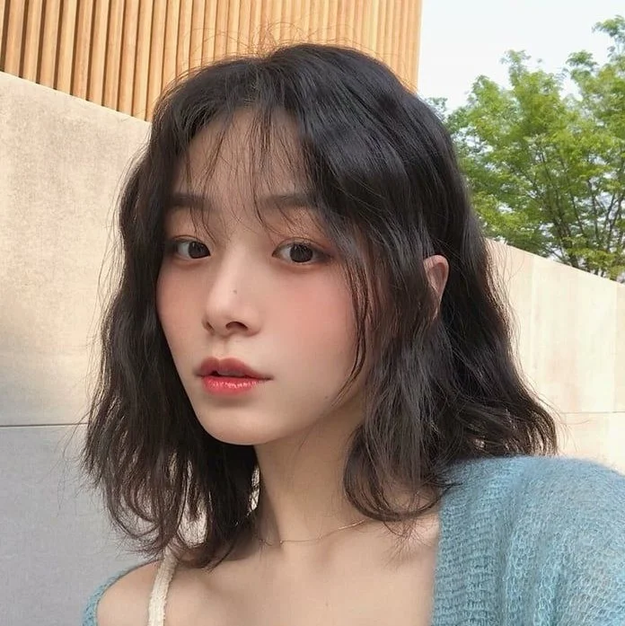 Tóc uốn gợn sóng nhẹ ngang vai