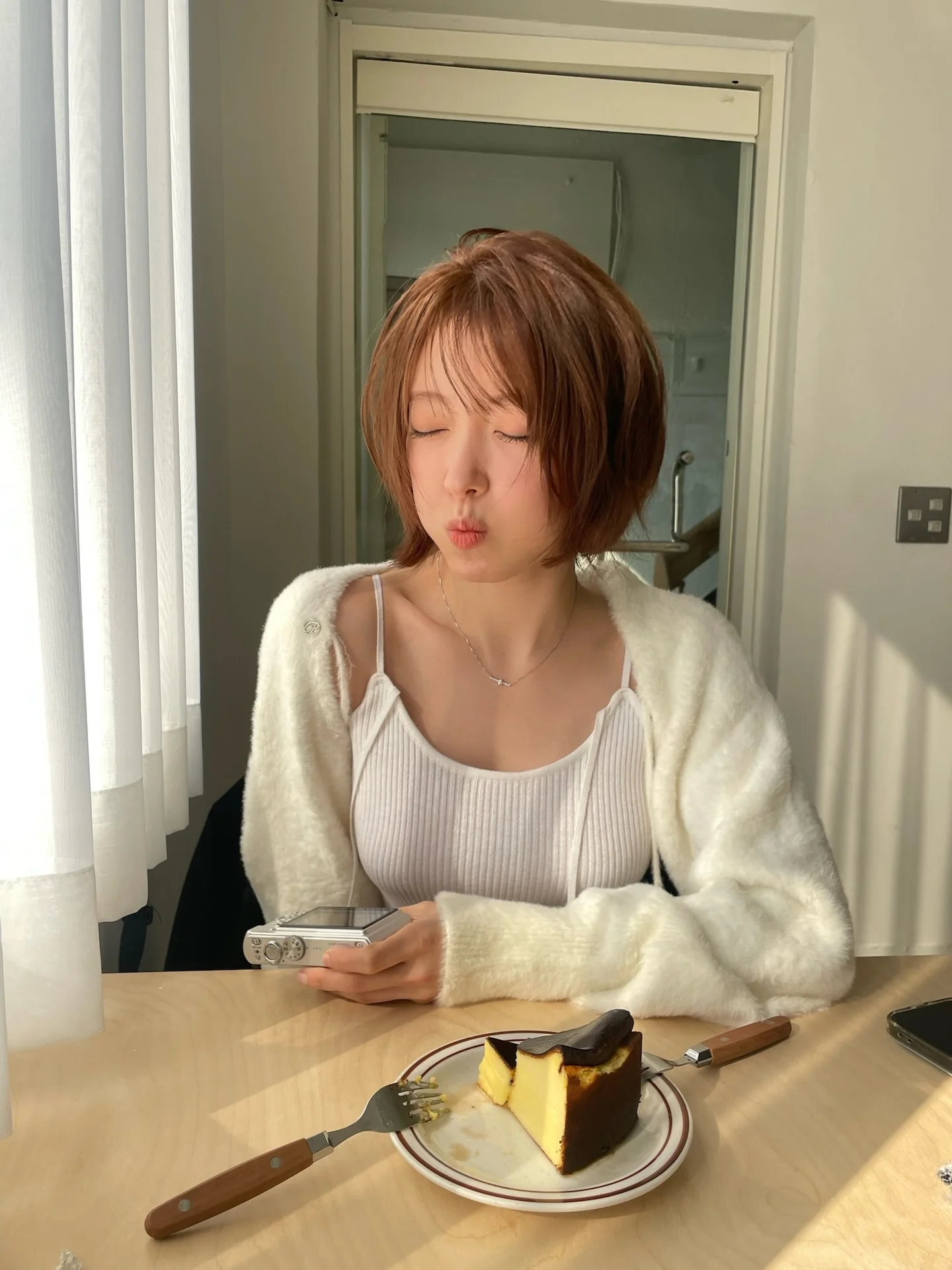 Tóc ngắn layer như Lee Se Young khiến chị em mê mẩn và muốn cắt ngay - Ảnh 4.
