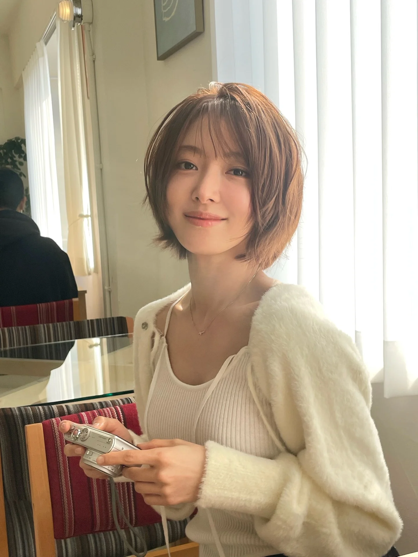 Tóc ngắn layer như Lee Se Young khiến chị em mê mẩn và muốn cắt ngay - Ảnh 2.