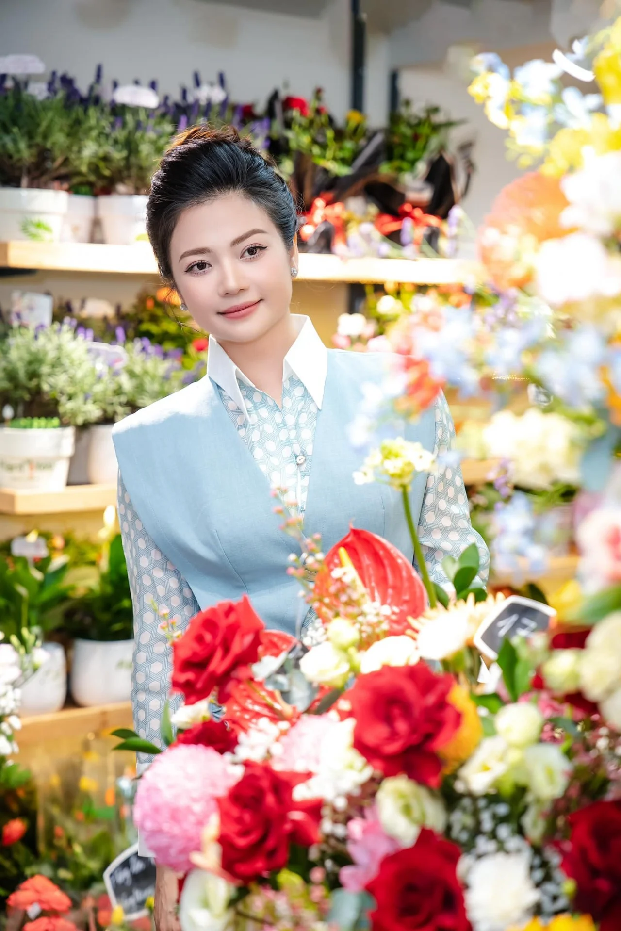 Diễn viên Kiều Anh rạng rỡ bên những bó hoa tươi
