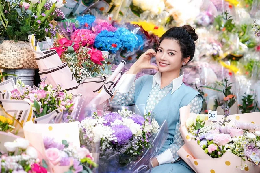 Diễn viên Kiều Anh dịu dàng giữa không gian ngập tràn hoa