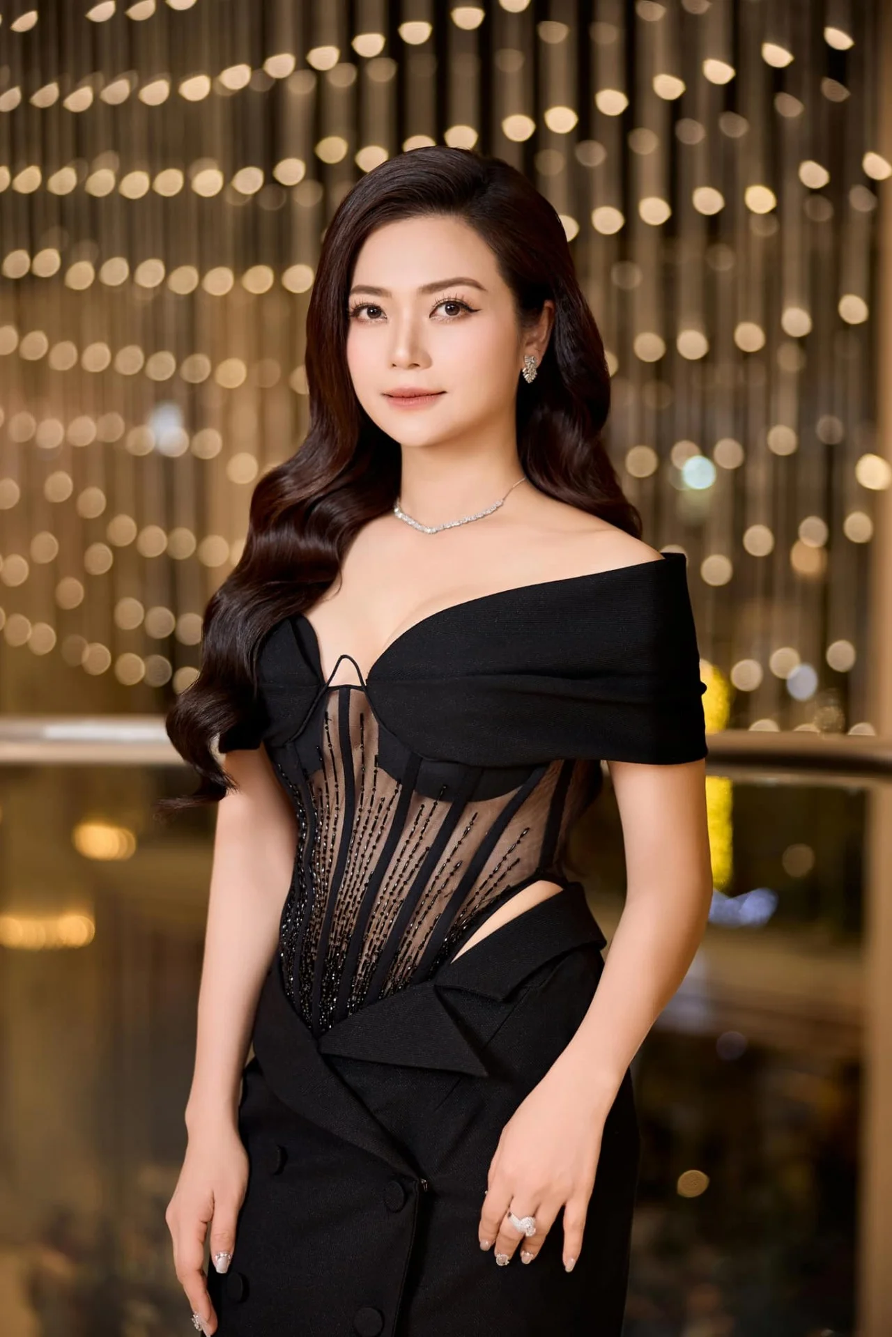 Diễn viên Kiều Anh diện váy đen sang trọng