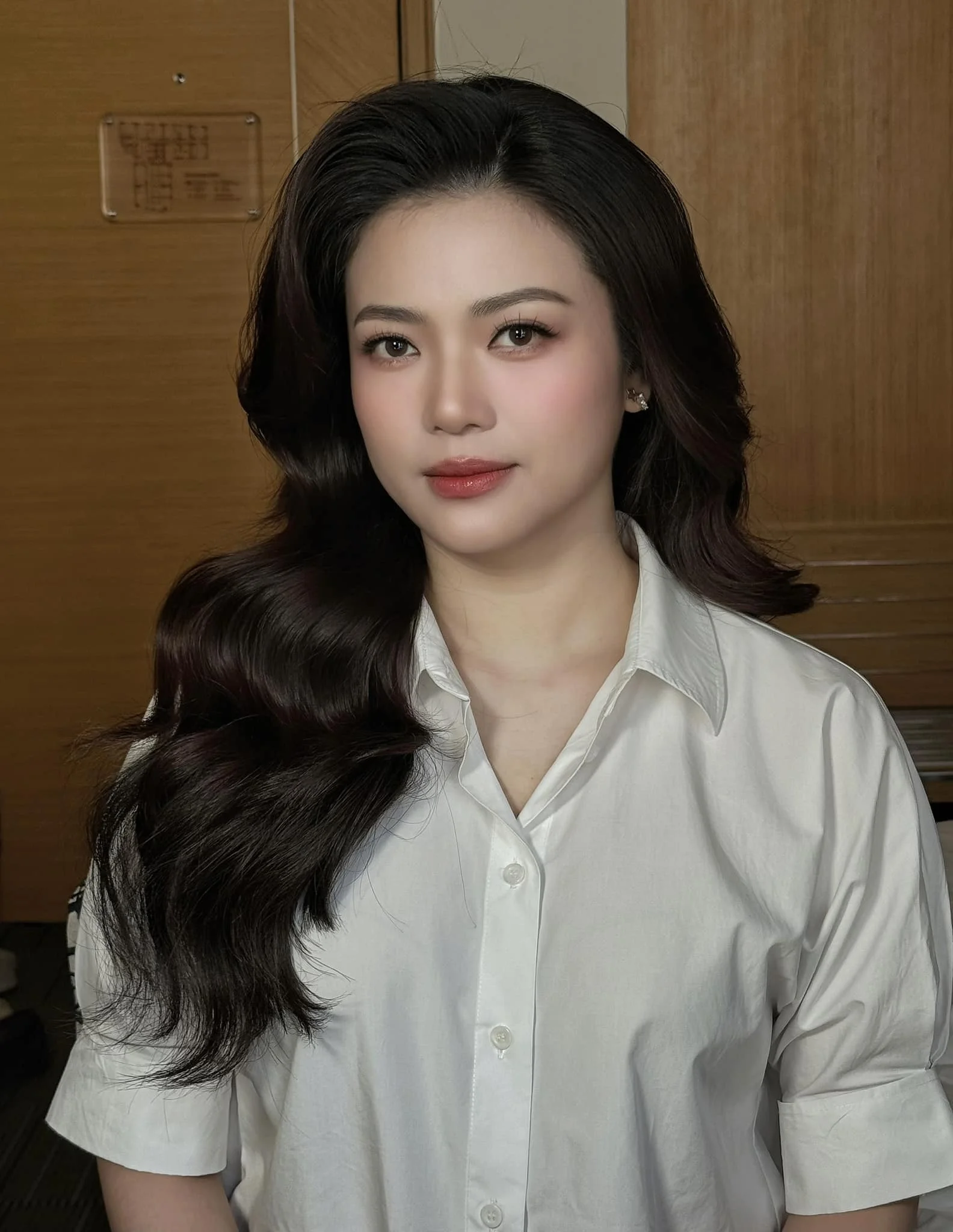 Chân dung diễn viên Kiều Anh với mái tóc dài uốn xoăn